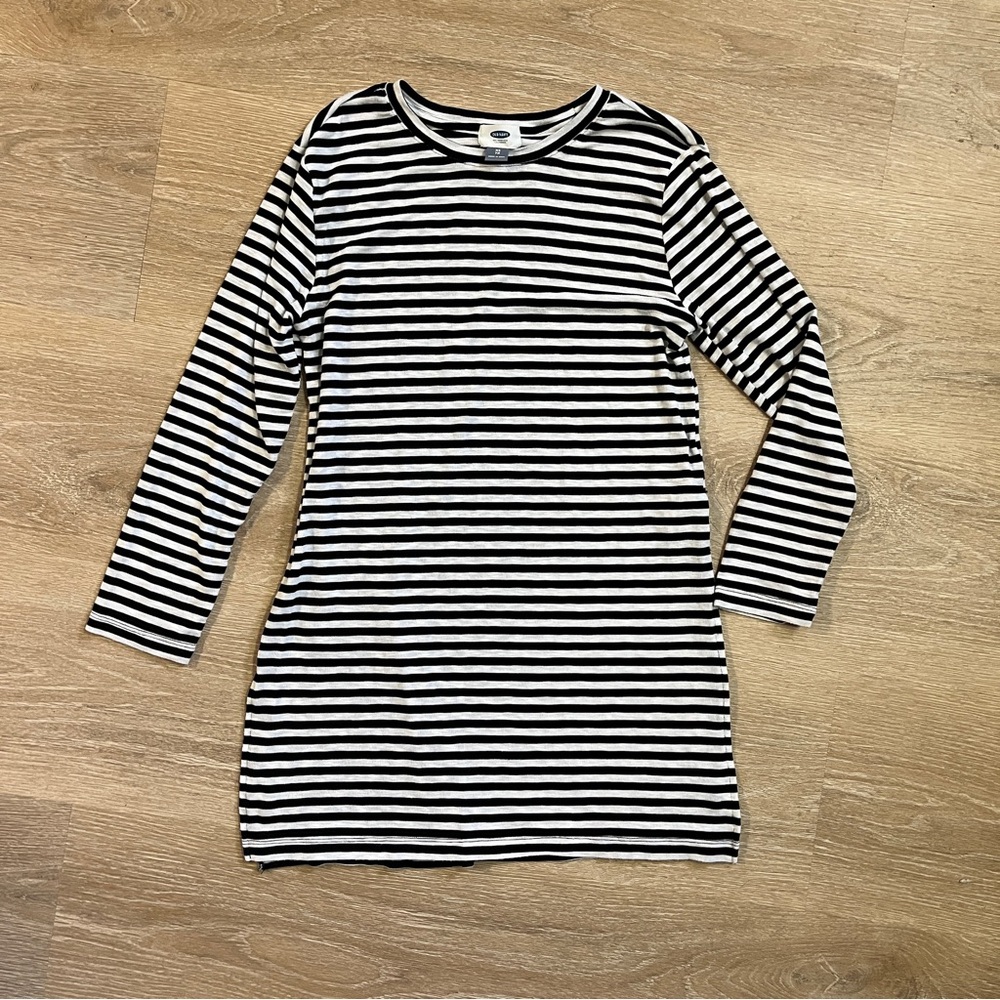 Old Navy Striped Tunic Top Slit Sides Black and White Striped 3/4 length sleeves